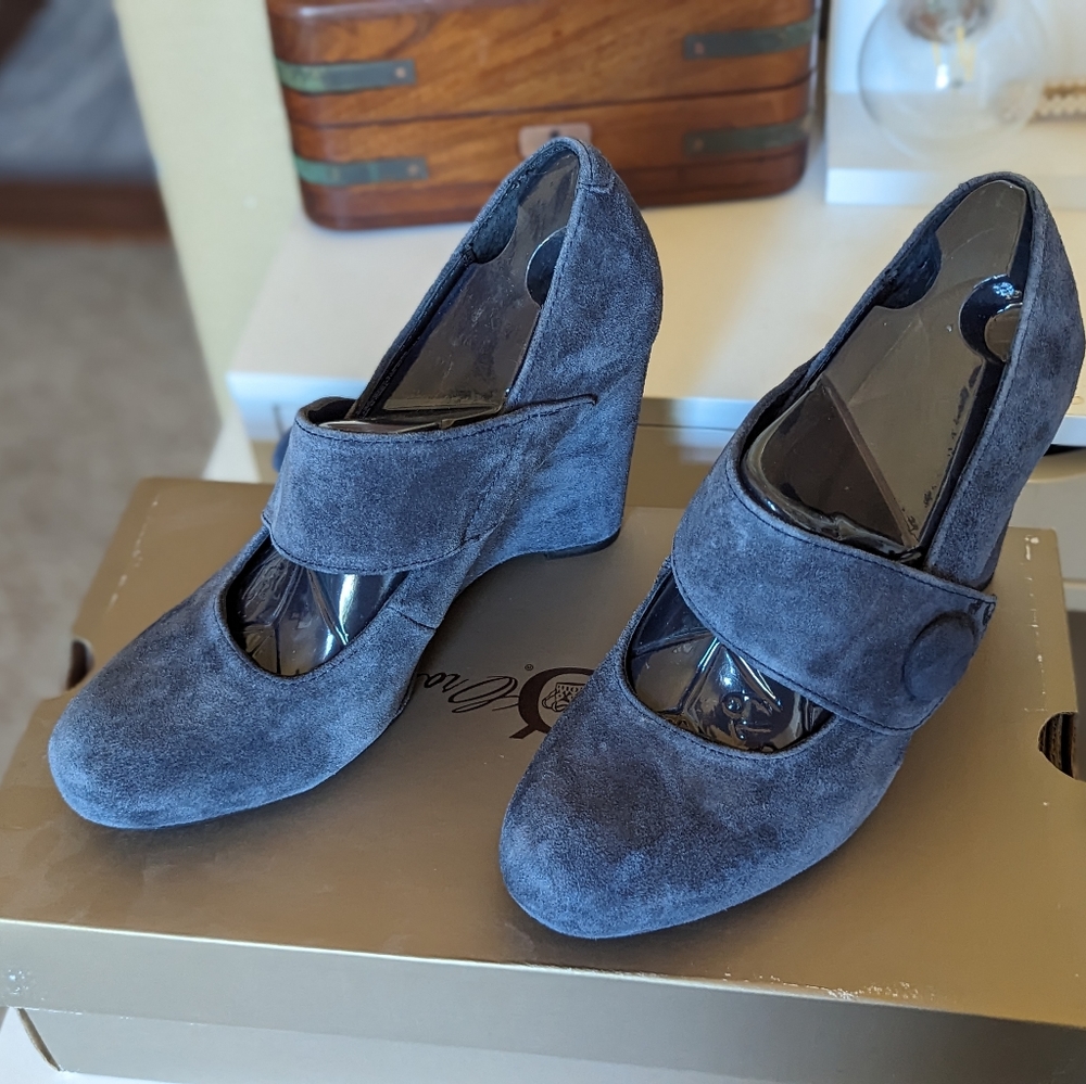 Born wedge shoes